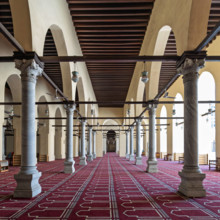 Historische Moschee von al-Zahir Baybars mit verschlungenen Säulen und einem lebendigen Gebetsteppich in Kairo, Ägypten