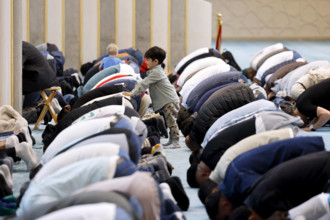 Gläubige beten beim öffentlichen Mittagsgebet in der DITIB Zentralmoschee in Ehrenfeld am Tag der offenen Moschee . An d