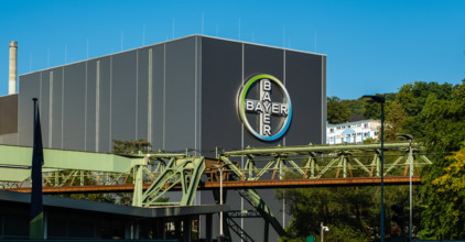 Logo der Firma Bayer am Werk in Wuppertal, im Vordergrund das Gerüst der Schwebebahn, Wuppertal, Deutschland