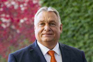 Bundeskanzler Olaf Scholz (R) begruesst den Praemierminister von Ungarn Viktor Orban (R) im Kanzleramt in Berlin am 10.