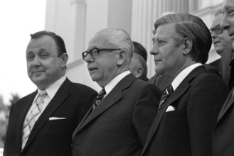 Der neue Bundeskanzler Helmut SCHMIDT, SPD, rechts, und sein Bundesaussenminister Hans Dietrich GENSCHER, FDP, links, po