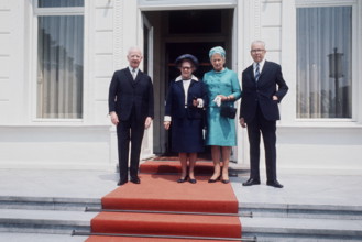 Bundespräsident Heinrich Lübke (li., Deutschland/CDU) mit Ehefrau Wilhelmine (2.v.li.) anlässlich der Amtsübergabe an s