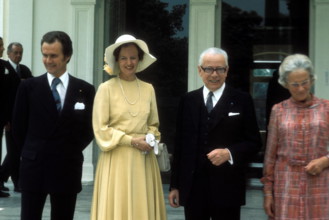 Prinz Henrik und Königin Margrethe II (li., beide DEN) und Bundespräsident Gustav Heinemann (GER/SPD) mit Ehefrau Hilda