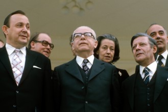 Bundespräsident Gustav Heinemann (Deutschland/SPD) zwischen Bundeskanzler Helmut Schmidt (re., Deutschland/SPD) und Auße