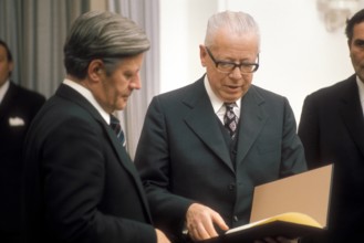 Bundeskanzler Helmut Schmidt (li., Deutschland/SPD) erhält die Ernennungsurkunde aus den Händen von Bundespräsident Gus