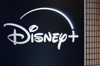 Das Logo von Disney+ auf einem Aufsteller beim Fotocall zur Premiere der Coming-of-Age-Mysteryserie Pauline von Disney+