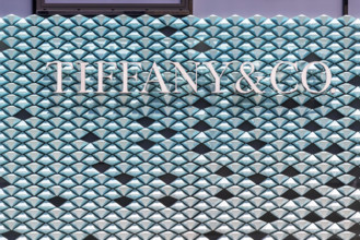Tiffany & Co. Brand Store, Juwelier mit hochpreisigem Schmuck und Edelsteinen. Logo, Ladengeschäft, Dorotheen Quartier,
