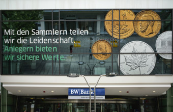 Werbung für Goldmünzen als Wertanlage, BW-Bank, Stuttgart, Baden-Württemberg, Deutschland Einzelhandel *** Advertising f