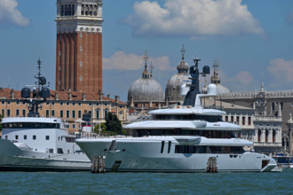 Tourismus Ferien Reisen Italien Venedig 26.05.2024, Italien, Venetien, Venedig Yacht Infanterie Jest am Anleger von Vene