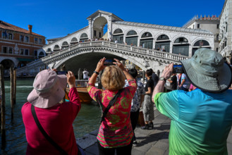 Tourismus Ferien Reisen Italien Venedig 26.05.2024, Italien, Venetien, Venedig Rialto Brücke Ponte di Rialto Senioren To