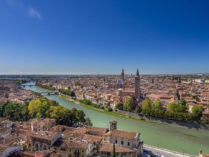Italien Verona Verona am Etsch mit der Kirche Santa Anastasia Italien Venetien Verona Verona wi
