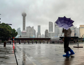 News Themen der Woche KW38 News Bilder des Tages SHANGHAI, CHINA - SEPTEMBER 16: A pedestrian struggles with umbrella in
