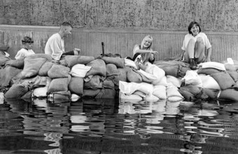 Hochwasser an der Oder Hochwasser an der Oder, Jugendliche auf Sandsaecken, DEU, Finkenherd, 30.07.1997, Deutschland, Â