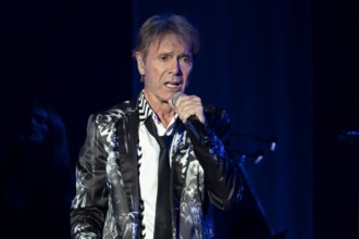Saenger Cliff Richard am 01 07 19 beim Open Air Konzert der Diamond Encore Tour im Hof des englisch