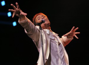 1/ Konzert: CLIFF RICHARD bei der NOKIA NIGHT OF THE PROMS in der Berliner O2 World, Sänger, singt, Harry Rodger Webb,