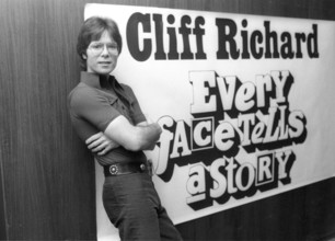 Cliff Richard Sir Cliff Richard britischer Popsänger. Wurde 1995 als erster Popstar von Königin Elisabeth II. zum Ritte