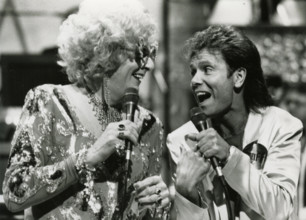 English singer Cliff Richard and Dame Edna in the TV show The Dame Edna Experience, Germany 1993 PUBLICATIONxNOTxINxITA