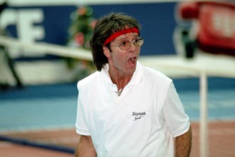 Sänger Cliff Richard GBR beim Tennisspiel