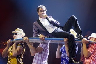 Sänger Cliff Richard Mitte anlässlich eines Konzertes in Newcastle