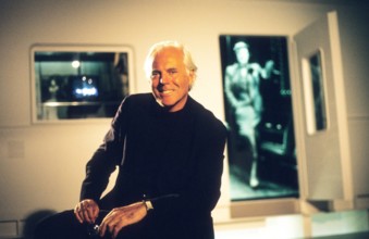 Giorgio Armani 04/95 bm Design Mode Italien Mann seriös Jackett schwarz weißhaarig quer halb sitzend lächelnd