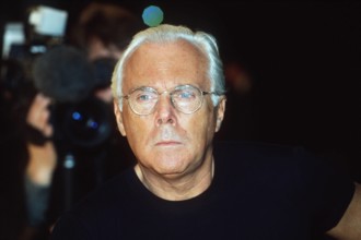 Giorgio Armani (Modedesigner) 02/97 her Design Mode Italien Mann weißhaarig leger T-Shirt schwarz Brille neutral Portrai