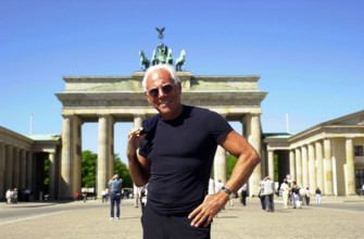 Modedesigner Giorgio Armani (ITA) vor dem Brandenburger Tor in Berlin