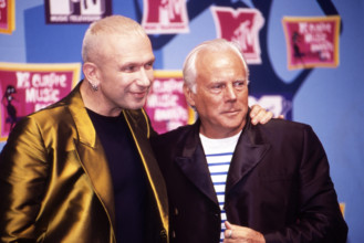 Die Modedesigner Jean Paul Gaultier und Giorgio Armani als Präsentatoren der Breakthrough Artist, bei den MTV Europe Mus