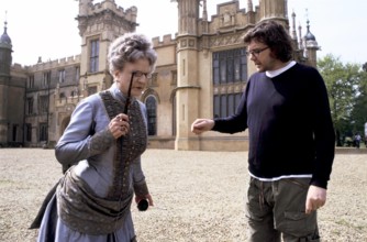 EINE ZAUBERHAFTE NANNY Nanny McPhee UK USA F 2005 Kirk Jones ANGELA LANSBURY and Director KIRK JONES
