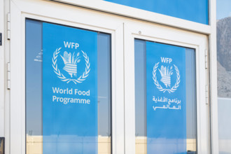 UN World Food Programme Hub in Dubai Vereinigtes Arabisches Emirat, Dubai South am 10.12.2023: zwei Glas Türe mit Aufkle