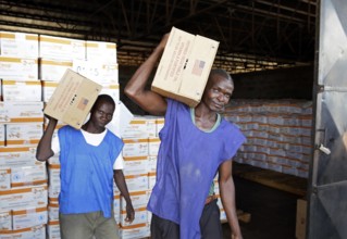 Mitarbeiter des World Food Programme WFP verladen Grundnahrungsmittel an einem Logistikstuetzpunkt
