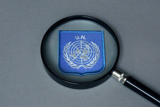 Lupe mit UN-Emblem
