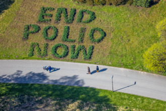 Luftbild, Rotary weltweite Aktion gegen Kinderlähmung, Polio, End Polio Now Spruch auf Wiese im Rombergpark, Rombergpark