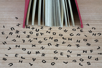 Buch und Buchstaben Buch und Buchstaben, 21.06.2023, Borkwalde, Brandenburg, Vor einem Buch liegen verschiedene heraugef
