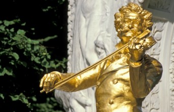 Bildnummer: 58177466  Datum: 01.01.1997  Copyright: imago/Peter Widmann
Johann Strauss Denkmal im