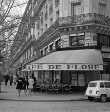 Poll photo collection. Pariser Bilder the street life of Paris . CafÃ De Flore in Saint-Germain-des-PrÃ s. 1965. France,