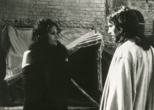 Actress Claudia Cardinale and actor Robert Powell in the TV miniseries Jesus of Nazareth, I/UK 1977 PUBLICATIONxNOTxINxI