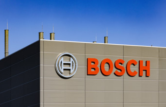 30.04.2024, Deutschland, Sachsen, Dresden, auf dem Foto das Firmenlogo an der Robert Bosch Semiconductor Manufacturing D