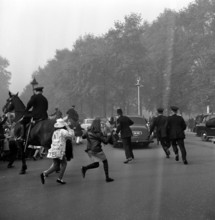 Bildnummer: 55886962  Datum: 26.10.1965  Copyright: imago/United Archives
Fans chase the car