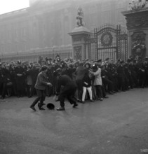 Bildnummer: 55886963  Datum: 26.10.1965  Copyright: imago/United Archives
Fans storm Buckingham
