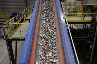 Gepresste Aluminiumdosen laufen über ein Förderband beim internationalen Aluminiumwalz- und Recyclingunternehmen Speira.
