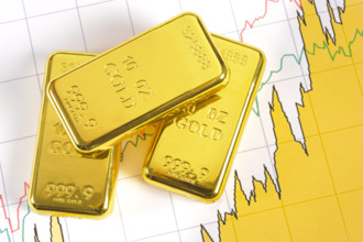 Gold und Wertanlage Auf dem Chart einer Börse liegen Goldbarren - FOTOMONTAGE *** Gold and investment Gold bars on the c