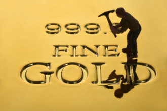 Goldgräberfigur auf Goldbarren Feingold Feinheitsgrad 999,9 Goldbarren *** Gold digger figure on gold bars fine gold fin