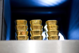 Goldbarren in einem Schliessfach im Tresor des Goldhandels Pro Aurum Muenchen 16 02 2016 Muenchen