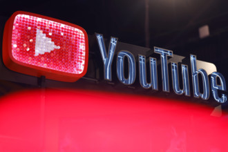Das Logo der Videoplattform Youtube auf dem Videodays Festival 2024 im Palladium. Auf den Videodays kommen Influencer un