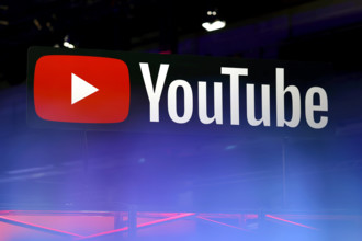 Das Logo der Videoplattform Youtube auf dem Videodays Festival 2024 im Palladium. Auf den Videodays kommen Influencer un