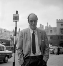 Oxford : Scriptwriter Roald Dahl ( 39 ) husband of Actress Patricia Neal at Radcliffe Infirmary after birth of 6lb 7 oz