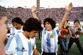 Bildnummer: 00681796  Datum: 01.01.1981  Copyright: imago/Frinke
Diego Armando Maradona (re.) -