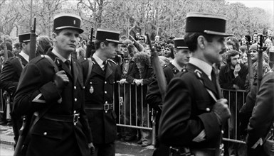 Manifestation anti-nucléaire sur le Champ de Mars, Paris, 1973