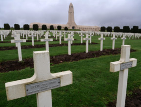 FRANCE-PREMIERE GUERRE MONDIALE-NECROPOLE