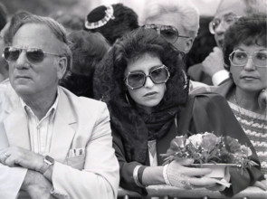 Carpentras en 1990 suite à la profanation du cimetière juif de la ville
